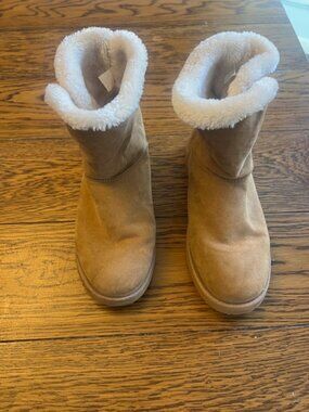 Women Shearling Style Boot, Old Navy, Size 9, Tan, Excellent Condition!